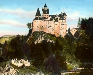 Rumænien, Transsylvanien, Bran-slottet (kendt som Draculas slot) nær landsbyen Bran og byen Brasov, billeddato: ca. 1920. Carl Simon-arkivet