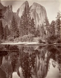 Spejlvisning af Cathedral Rocks, Yosemite, ca. 1872, trykt ca. 1876.