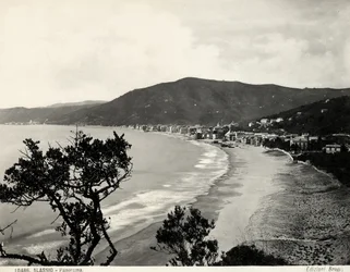 Strandstrækning i Alassio, ca. 1890 (s/h-foto)