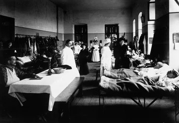 Dekoreret salon på et hospital med krig såret, læger, Røde Kors sygeplejersker og besøgende (B/W -foto)