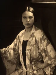 Halv-længde portræt af Wanda Wulz iført en kimono morgenkåbe