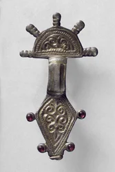 Broche med strålehoved, fra Marchelepot, Somme, sandsynligvis karolingisk, ca. 7.-10. århundrede (forgyldt kobberlegering)