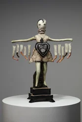 Black Heart, 2013 (træ, ler, stof, maling, dukkedele)