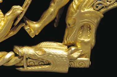 Meget vigtig La Tene kriger fibula, detalje (guld) (se også 1065822-7)