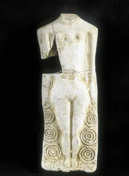 Kvinde med tre bryster. Statuette fremstillet af den keltiske pottemager Rextuguenos, med signatur og roueller, til et lararium, et bedested i en romersk villa.