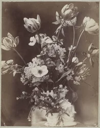 Blomsterstudie i vase med barnefigur