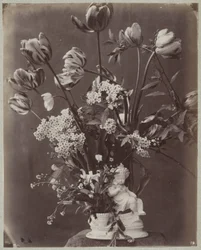 Blomsterstudie i vase med barnefigur
