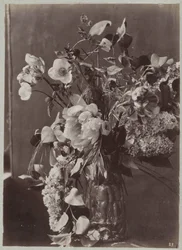 Blomsterstudie med ornamenteret vase