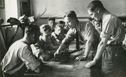 RAF-personale lærer om våben, 1941.