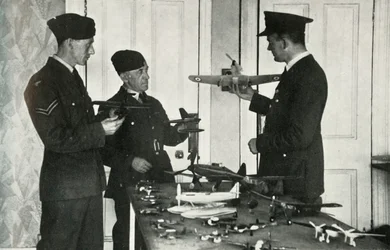 RAF-personale lærer at identificere fly under Anden Verdenskrig, 1941.