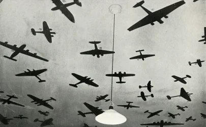 Silhuetter af militærfly...på en RAF træningsskole under Anden Verdenskrig, 1941.