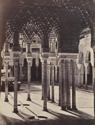 [Løvegården ved Alhambra, set fra under portikotemplet], 1862.