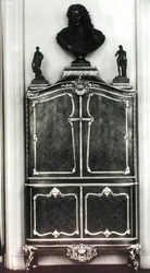 Skab med en buste af Louis af Orleans (1703-52) (træ)
