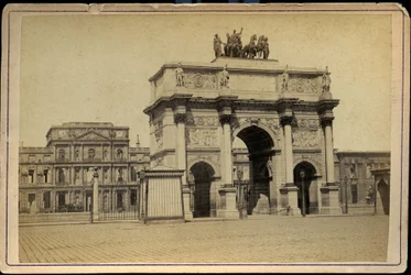 Frankrig, Ile-de-France, Paris (75): Triumfbuen du Carrousel med bygningerne i ruinerne af Tuileries imperiales