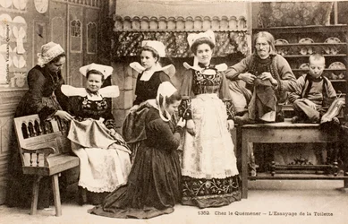 Gammelt postkort/bretonsk familie/Bretagne/Frankrig