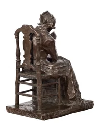 Gammel kvinde reparerer sit linned (bronze)