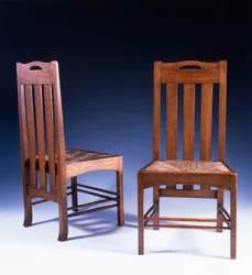 En spisestuestol i eg designet af Charles Rennie Mackintosh til Argyle Street Tearooms, ca. 1898-99