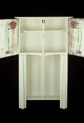 Hvidt skab designet til Mrs. Rowat, 1902 (træ, farvet glas, emalje)