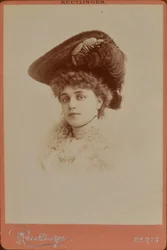 Elegant kvinde med hat på - Charles Reutlinger