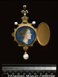 Vedhæng: Miss Edith Emma Cooper (1862-1913) 1901 (guld, emalje, perle & wc)