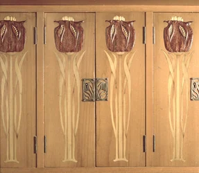 Detalje af udskåret indlæg på kabinettet, lavet af Håndværkslauget, ca. 1898-99 (mahogni, kristtorn og messing)