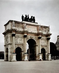 Udsigt over Triumfbuen du Carrousel realiseret af Pierre Francois Leonard Fontaine (1762-1853) og Charles Percier (1764-1838) i Paris (Louvre)