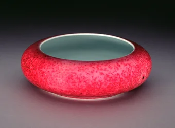 En kinesisk porcelæn peachbloom glasur børstevasker (porcelæn)