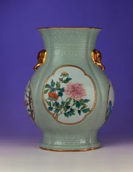 En fin og meget sjælden famille rose celadon-slebet vase med en forgyldt kontur emalje af prunus og roser, en af fire emaljer forestillende "Flowers of the Four Seasons", 1735-1795
