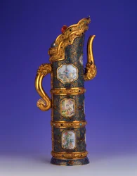 En storslået kejserlig guld, cloisonne og Beijing emalje ewer, Duomuhu, indgraveret Qianlong fire-tegn mærke og af perioden, Palace Workshops, 1736-1795