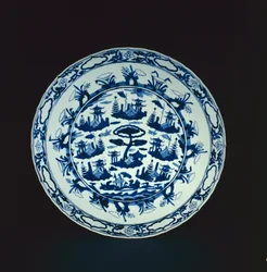 Blåt og hvidt fad malet med klippeøer og pavilloner, Wanli eller Tianqi, 1600-25 (porcelæn)