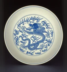 Blåt og hvidt porcelænsfad malet med en drage, Qianlong mærke og periode, 1736-1795 (porcelæn)