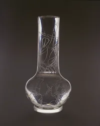 Flaske indgraveret med bambus, lingzhi svampeplanter og sten, Qianlong mærke og periode, 1736-95 (glas)