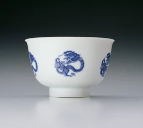 Skål, dekoreret med dragerunder, Kangxi-mærke og periode 1662-1722 (porcelæn med blå underglasur) (se også 142285)