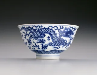 Skål med drager og bølger, Xianfeng-mærke og periode 1851-61 (porcelæn med blå underglasur) (se også 142299)
