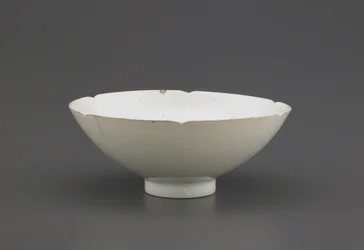 Skål med kant, Jingdezhen, Jiangzi-provinsen, Northern eller Southern Song-dynasti (keramik)