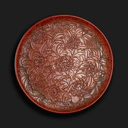 Udskåret fad med mærket Xuande (1426-36) i bunden, kinesisk (rød lak på træ)