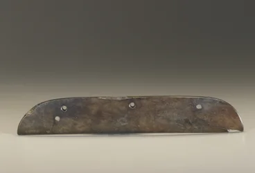 Ceremonielle redskaber; kamformet bladform (serpentin)