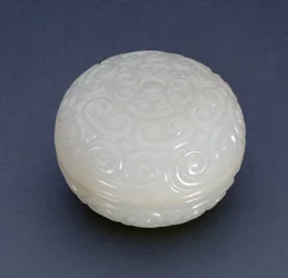 Circular Seal-Paste Box af Guri-lakstil med lingzhi-ruller, Ming-dynastiet (hvid sten) (se også 241120)
