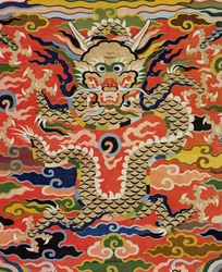 Detalje fra stof, der forestiller en fem-drage Kossu, Wanli periode, 1573-1619 (silke) (se 206710)