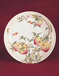 Famille rose tallerken dekoreret med et mønster af abrikoser, Qing-dynastiet (porcelæn)