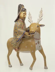 Figur af en udødelig, der rider på et rådyr (cloisonne-emalje)