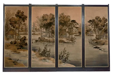 Firefoldsskærm med fløjlspaneler, vævet med et flodlandskab i grisaille-toner