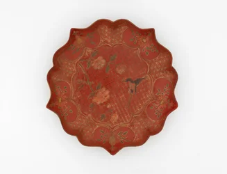 Lakeret fad med indhugget guld og malet dekoration, 1500-1600 tallet