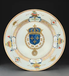 Stor våbenoplader med våben fra kongen af Frankrig, ca. 1730 (porcelæn)