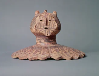 Låg fra en Yangshao-gryde, muligvis forestillende ansigtet af en shaman, Yangshao-perioden, ca. 2500 f.Kr. (lertøj)