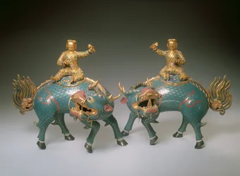 Par Qilin, Qianlong periode (1736-95) (cloisonne & champleve emalje med forgyldt metal) (for detaljer se 272143)