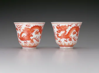 Et par vinkopper, forestillende femklørede drager på jagt efter flammende perler, Guangxu-mærke og periode 1875-1908, kinesisk (porcelæn med jernrød dekoration)