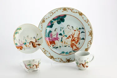 Tallerken, teskål, kaffekop og underkop dekoreret med fremstillinger af Paris-dommen (porcelæn)