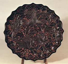 Tallerken med blomstermotiver og to fugle, Yuan-dynastiet (1271-1368) (lakeret træ)