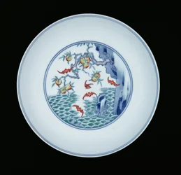 Porcelænsfad malet i underglasur blå og ducai emalje, 1723-1735 (porcelæn)